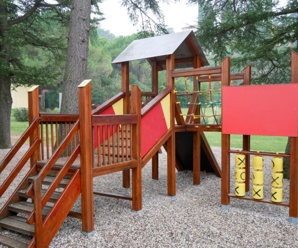 Drewniane place zabaw do ogrodu – dlaczego warto wybrać naturalne materiały?