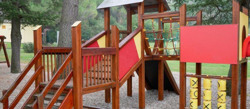 Drewniane place zabaw do ogrodu – dlaczego warto wybrać naturalne materiały?