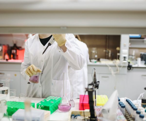 Suszarki laboratoryjne – jak dobrać pojemność i zakres temperatur do zastosowań analitycznych i przemysłowych