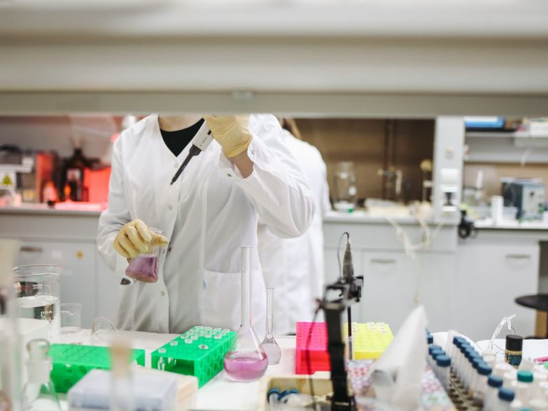 Suszarki laboratoryjne – jak dobrać pojemność i zakres temperatur do zastosowań analitycznych i przemysłowych