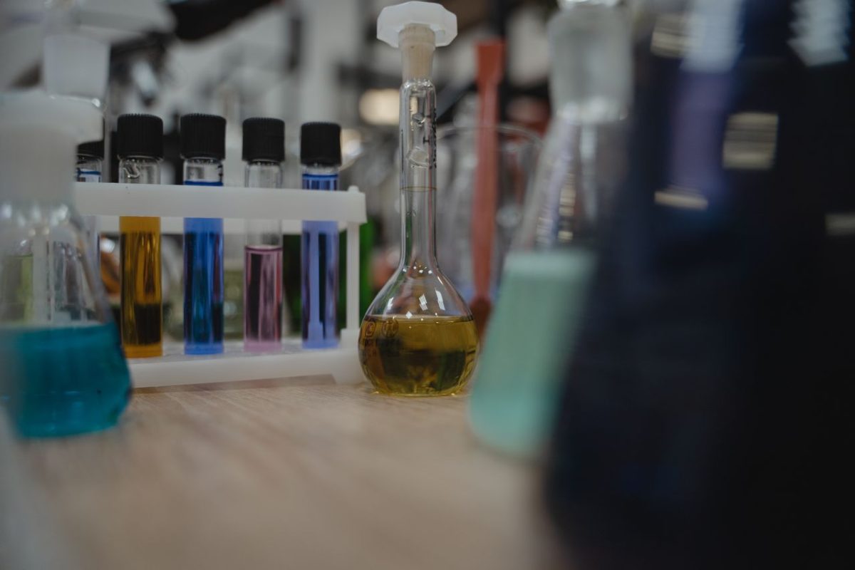 Producent surowców chemicznych dla przemysłu – na co zwrócić uwagę przy wyborze partnera biznesowego?