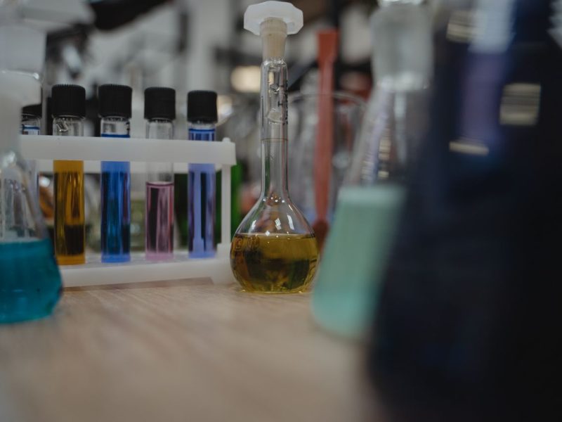 Producent surowców chemicznych dla przemysłu – na co zwrócić uwagę przy wyborze partnera biznesowego?